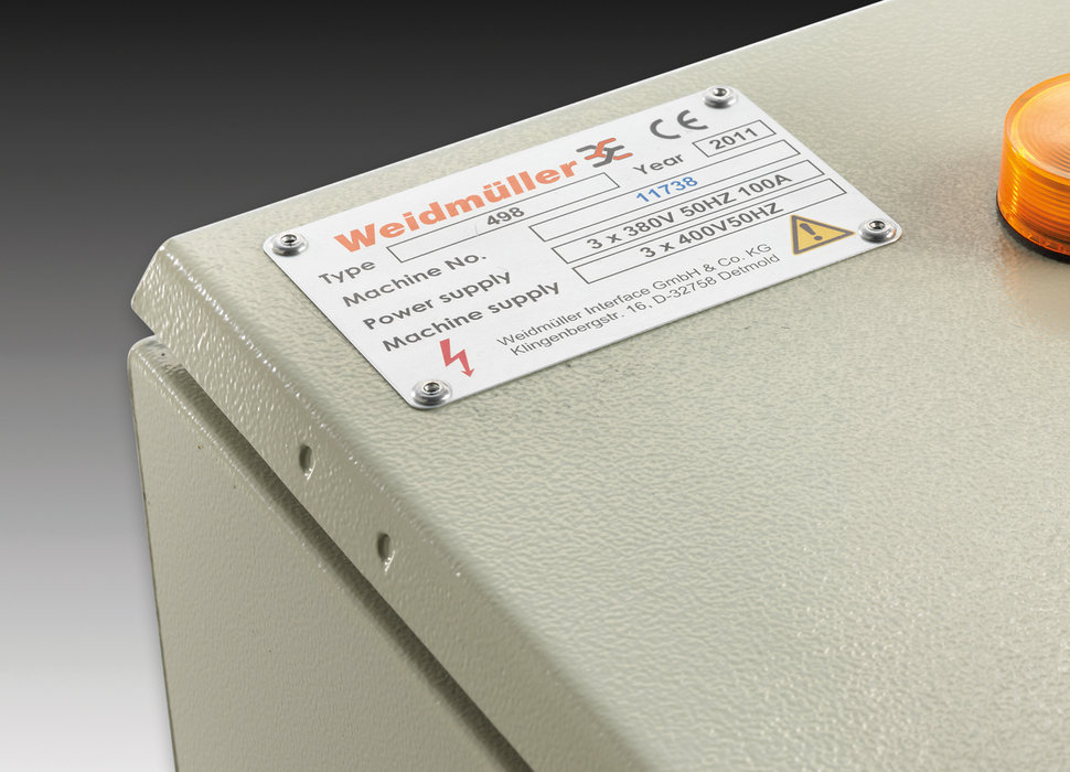 Nowe oznaczniki MetalliCard firmy Weidmüller wykonane z aluminium lub stali nierdzewnej przeznaczone do identyfikacji kabli i osprzętu elektrycznego